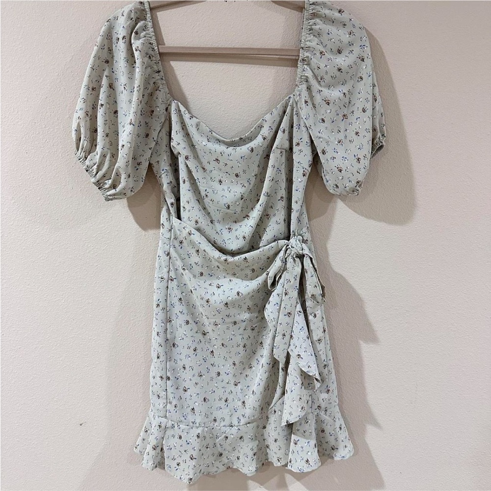 ET CLET. Floral Puff Sleeve Dress. Size M. Used in excellent condition.